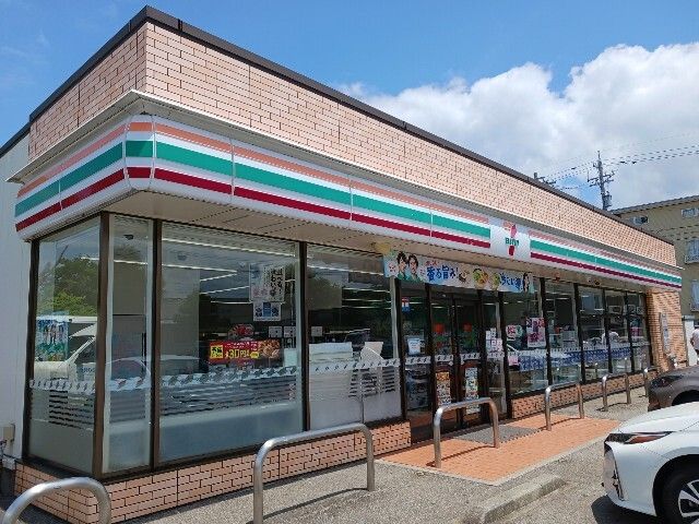 コンビニ　セブンイレブン魚津インター店（コンビニ）まで900m