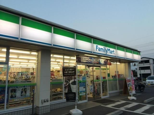 コンビニ　ファミリーマート（コンビニ）まで1863m