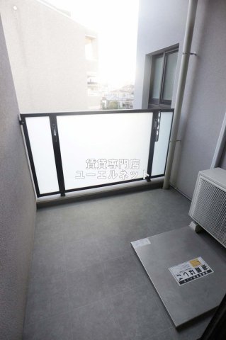 バルコニー　清潔感ある独立洗面台で毎日気持ちよく♪