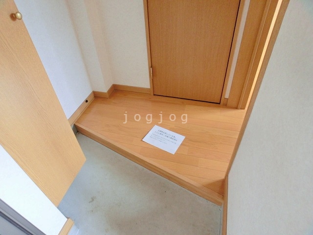 玄関　玄関から直接トイレにアクセス可能です。