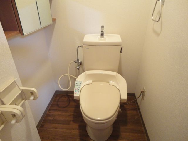 トイレ　温水洗浄便座付のトイレです