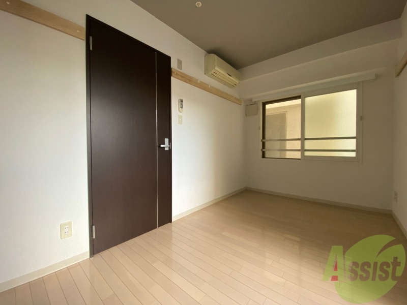 その他部屋・スペース　寝室はこちらです。光が差し込む、温かみのあるお部屋です。