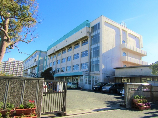 中学校　市川市立南行徳中学校（中学校）まで755m