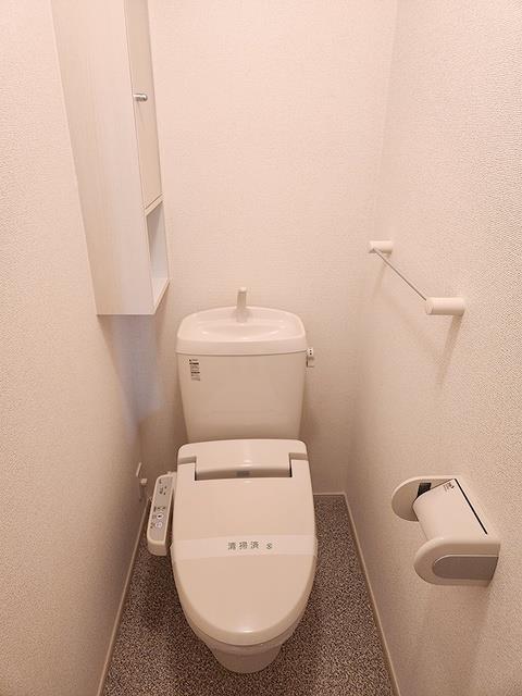 トイレ　ウォシュレット付の洋式トイレ♪小物棚があります♪