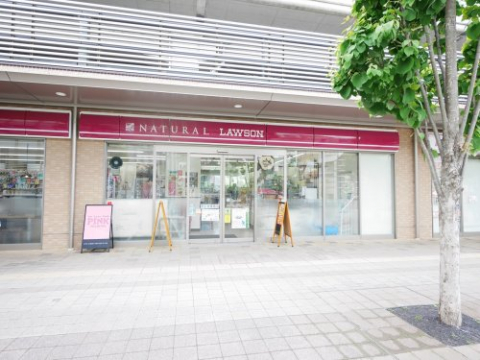 コンビニ　ナチュラルローソン 経堂テラスガーデン店（コンビニ）まで97m