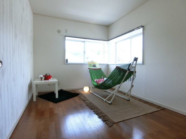 その他部屋・スペース　2階・洋室5.6帖☆階段を上がって右手にある角部屋二面採光の