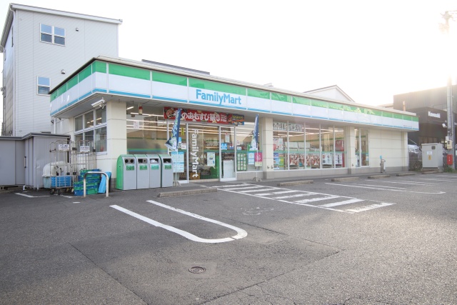 コンビニ　ファミリーマート 長久手グリーンロード店（コンビニ）まで303m