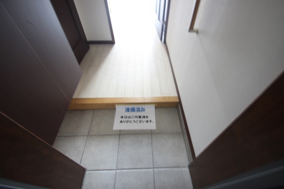 玄関　※別号室の写真です