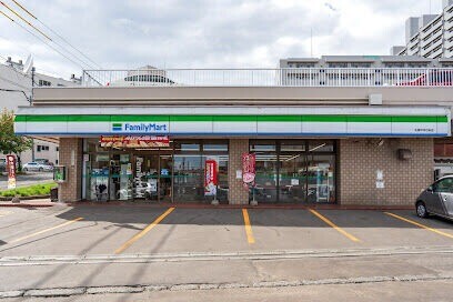 コンビニ　ファミリーマート札幌平岸5条店（コンビニ）まで427m