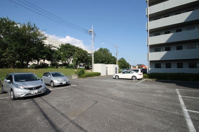 駐車場　正面や側面に駐車場配置してます