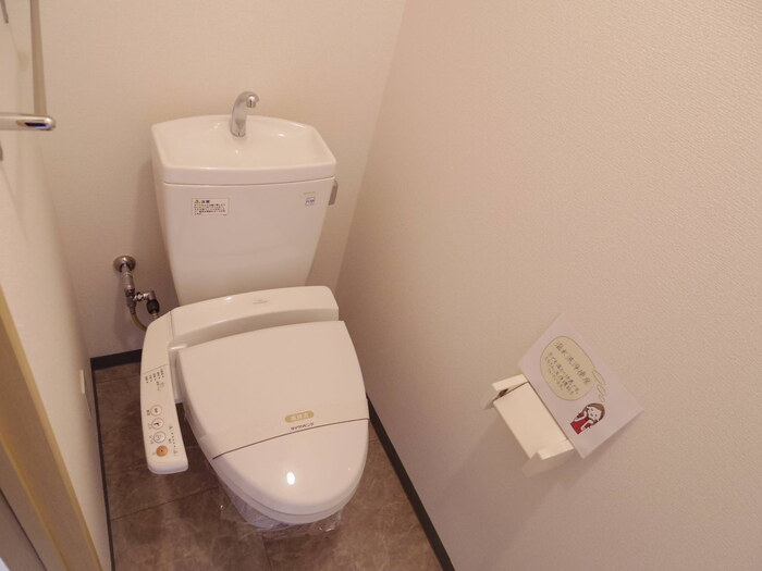 トイレ　もちろん温水洗浄暖房便座です