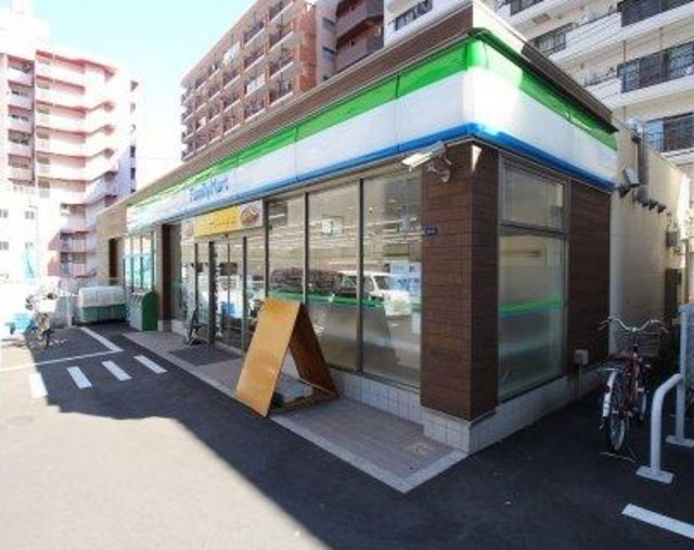 コンビニ　ファミリーマート（コンビニ）まで737m
