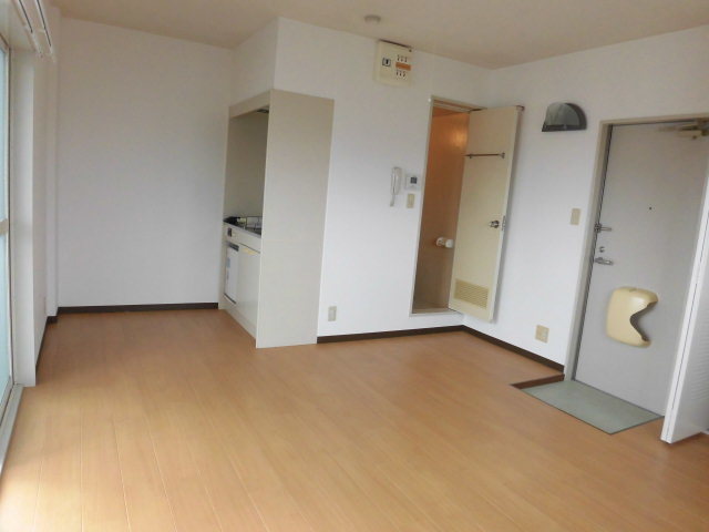居室・リビング　太陽の光が差し込む明るいお部屋です