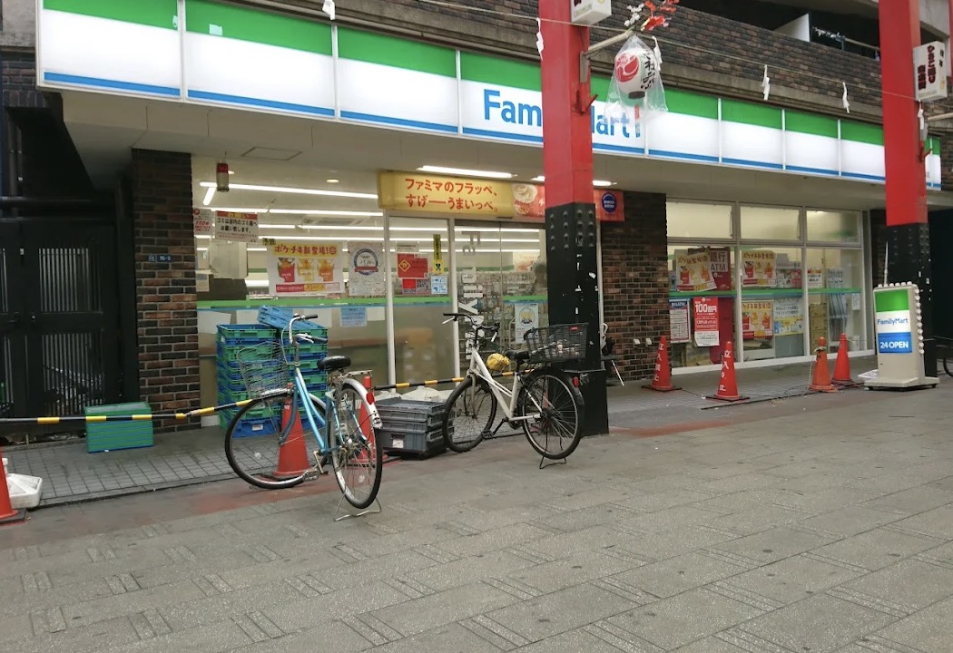 コンビニ　ファミリーマート花やしき遊園地前店（コンビニ）まで95m