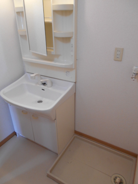 洗面設備　シャワー付洗面化粧台・屋内洗濯機置場完備