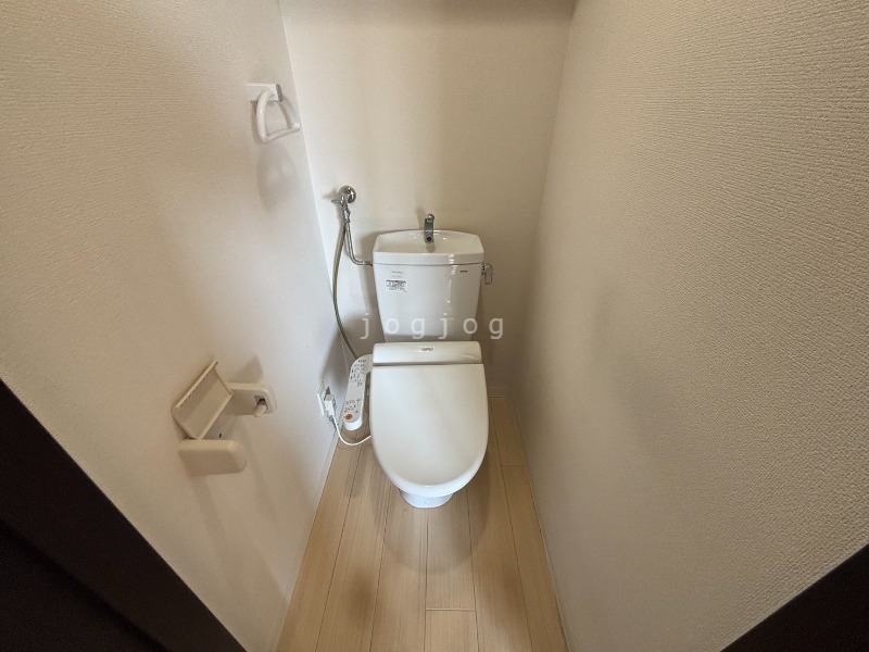 トイレ　嬉しい温水洗浄便座付きのトイレです。