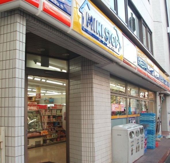 コンビニ　ミニストップ神田神保町1丁目店（コンビニ）まで243m