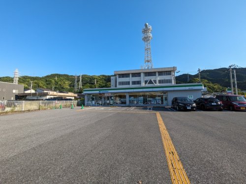 コンビニ　ファミリーマート 高知六泉寺店（コンビニ）まで528m