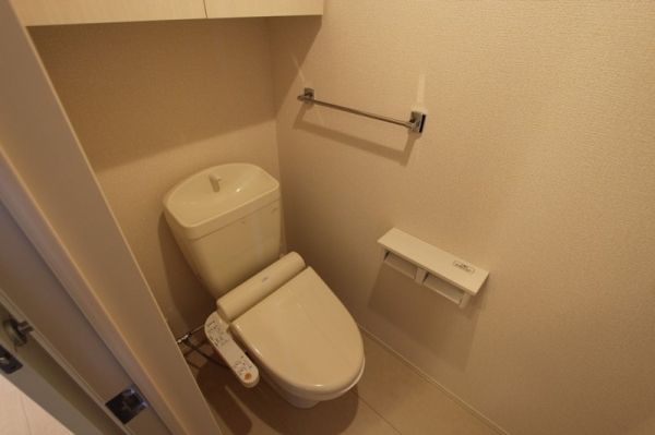トイレ　温水シャワー付きトイレです