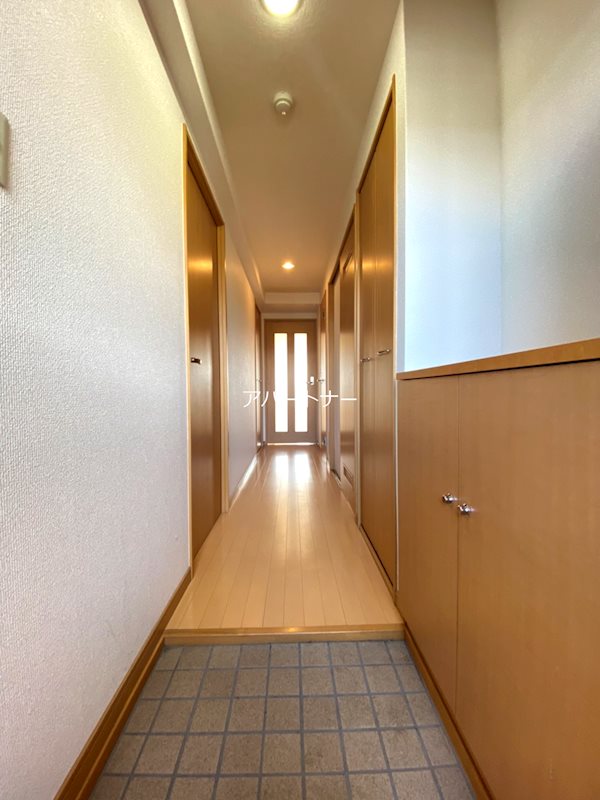 玄関　※写真は同間取りの別部屋です。