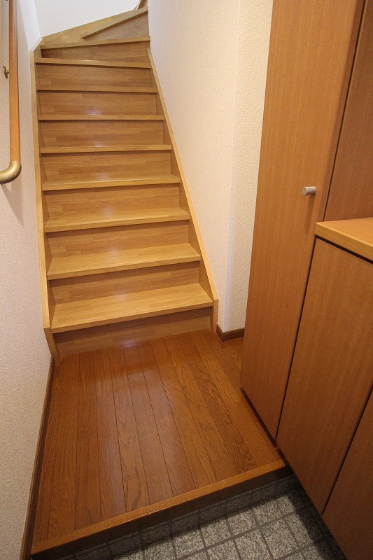 玄関　玄関入るとお部屋へ上る階段になります。写真は同型物件です。