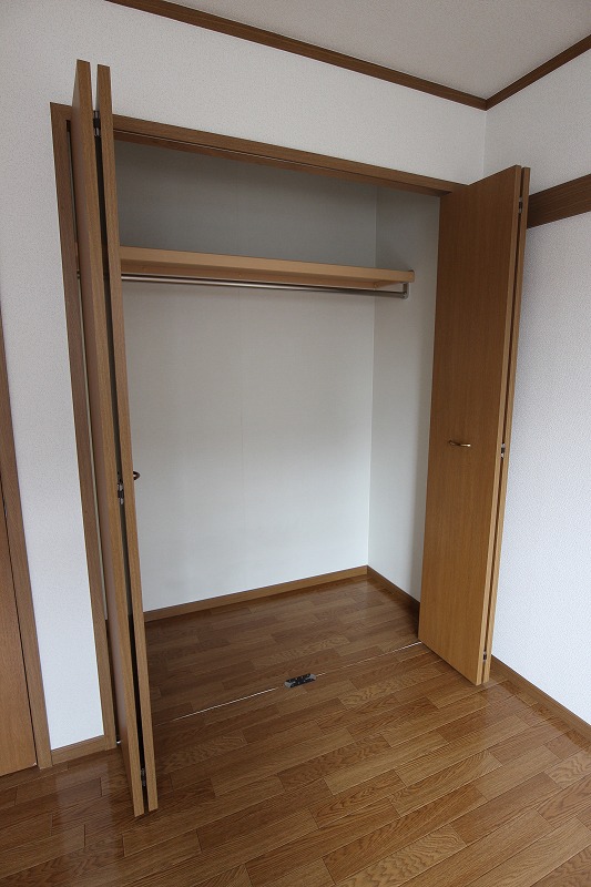 収納　大きめのクローゼットは上部に棚付きです。写真は同型物件です。