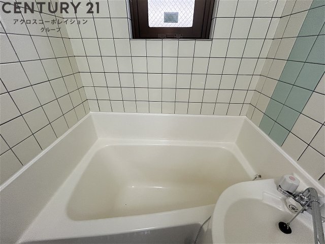 バス・シャワールーム　窓付きで換気も楽々のバスルーム♪