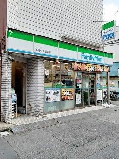 コンビニ　ファミリーマート新宿中井駅前店（コンビニ）まで48m