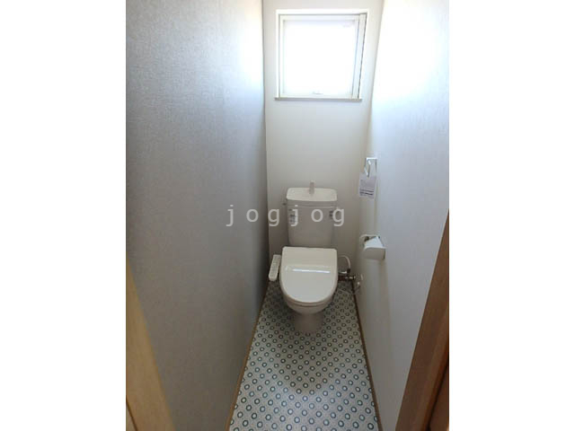 トイレ　嬉しい温水洗浄便座付きのトイレです。