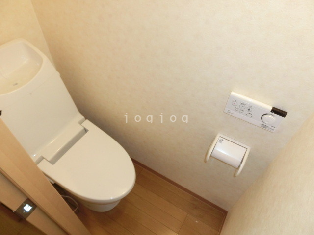 トイレ　嬉しい温水洗浄便座付きのトイレです。