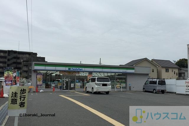 コンビニ　ファミリーマート茨木小川町店（コンビニ）まで299m