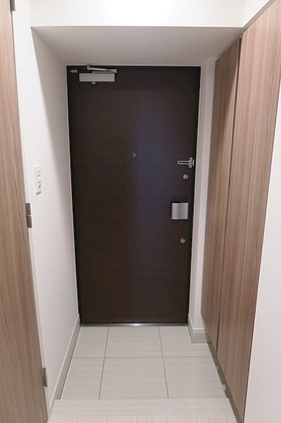 玄関　未完成のため、シリーズマンションの参考写真です。