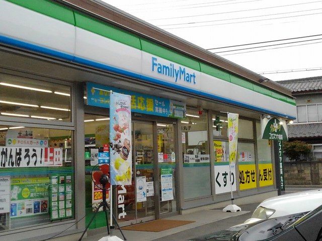 コンビニ　ファミリーマート（コンビニ）まで150m