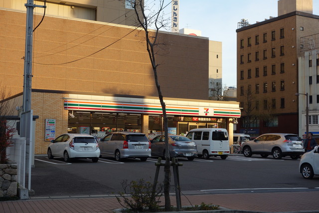 コンビニ　セブンイレブン新潟寄居町店（コンビニ）まで1012m