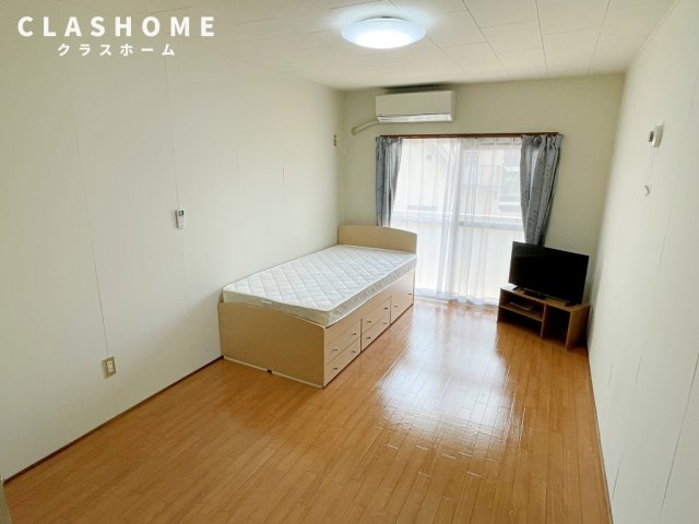 居室・リビング　同物件の別部屋になります。
