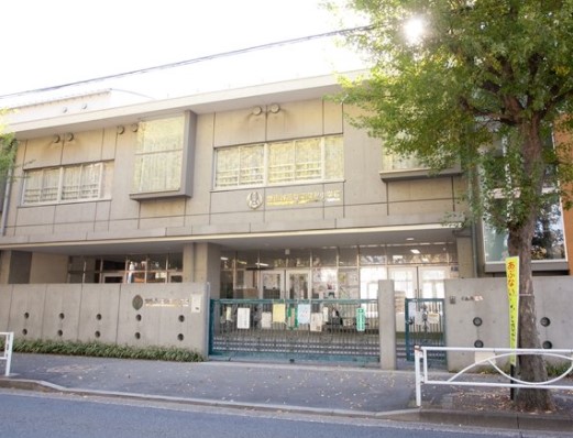 小学校　世田谷区立東深沢小学校（小学校）まで671m