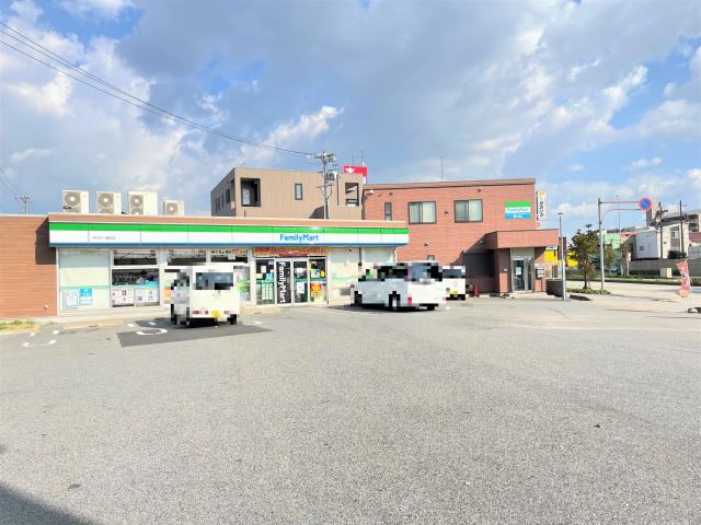 コンビニ　ファミリーマート（コンビニ）まで190m