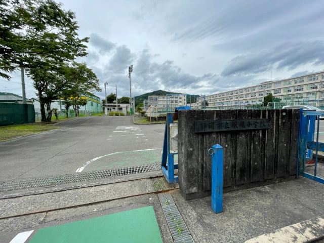 小学校　静岡市立服織小学校（小学校）まで989m
