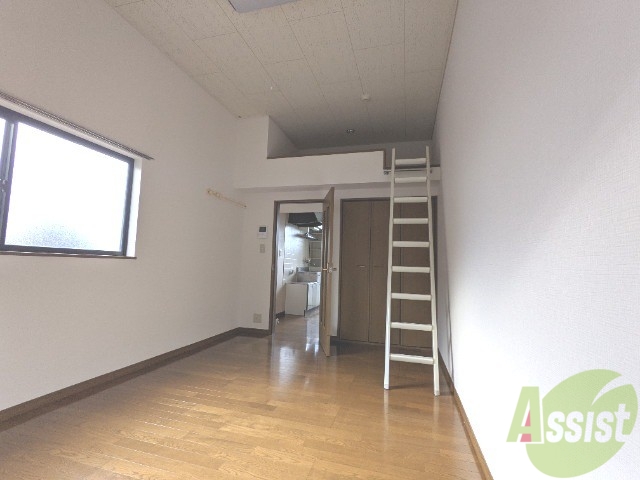 その他部屋・スペース　別の角度から洋室を撮影しました。日射しがあり明るい印象。