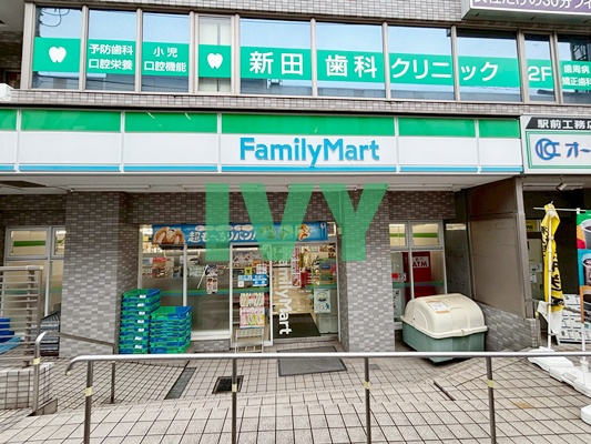 コンビニ　ファミリーマート 大倉山駅前店（コンビニ）まで324m