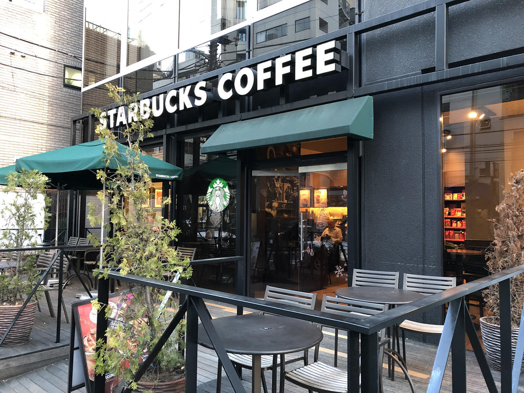 飲食店　スターバックスコーヒー南青山骨董通り店（飲食店）まで391m
