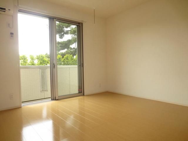 その他部屋・スペース　ゆったり８帖・明るいお部屋でくつろげます。