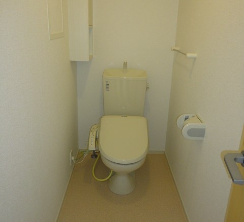 トイレ　温水シャワー付きトイレです