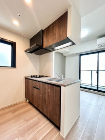 キッチン　同タイプ別号室の写真になります。※フロアにより建具・壁紙・床