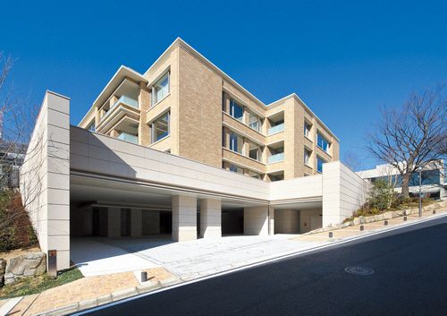 建物外観　重厚であり、ホテルのようなアプローチがお迎え致します。
