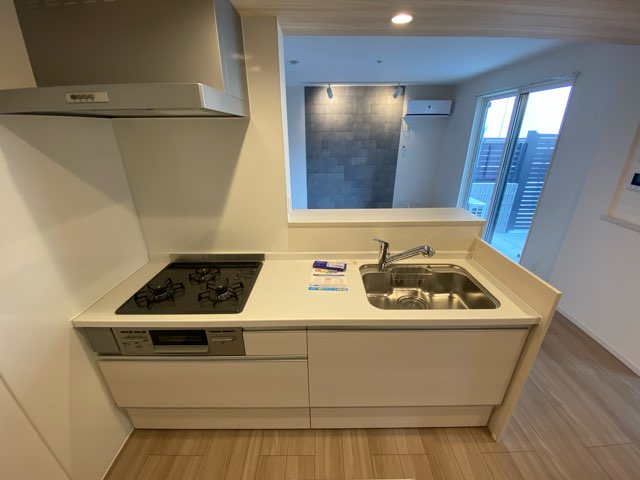 キッチン　3口ガスコンロ付で機能的なキッチンです！