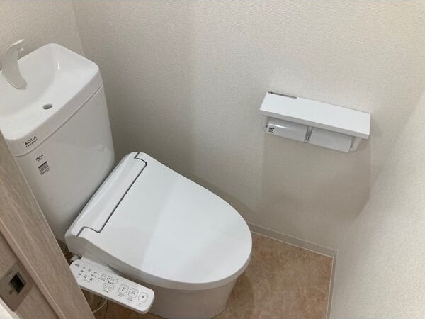 山陽電鉄本線 東二見駅 徒歩5分 2階建 築33年のトイレ写真
