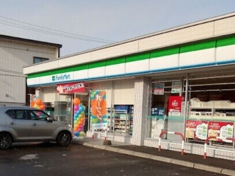 コンビニ　ファミリーマート札幌北33条東10丁目店（コンビニ）まで241m