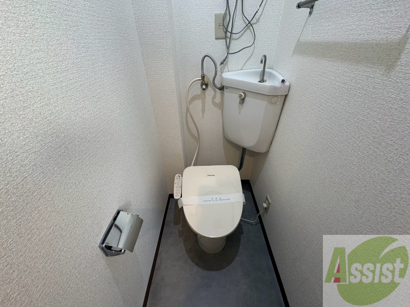 トイレ　トイレです。タオル掛けもついて便利ですね。
