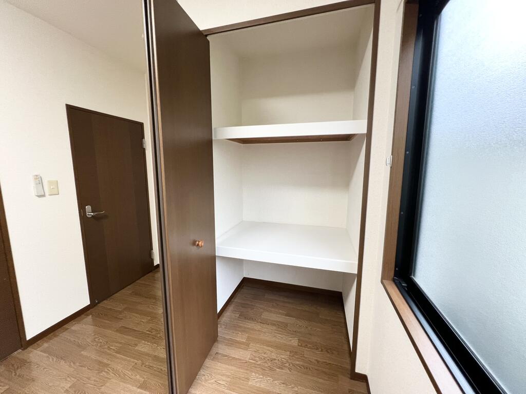 収納　写真は別部屋です